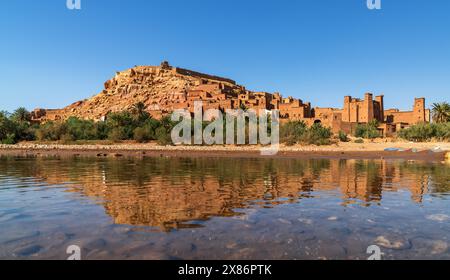 Ait Benhaddou, Marocco - 14 marzo 2024: Paesaggio panoramico del villaggio di Ait Benhaddou con riflessi sul fiume Asif Ounila Foto Stock