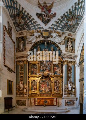 Burgos, Spagna - 14 aprile 2024: Veduta della pala d'altare della Cappella della Natività Foto Stock