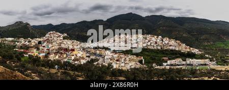 Moulay Idriss, Marocco - 5 marzo 2024: panorama urbano della città di Moulay Idris Zerhoun vicino a Meknes Foto Stock