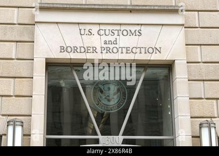 Washington DC, USA - 3 maggio 2024: Cartello sopra l'ingresso degli uffici della US Customs and Border Protection, che fa parte del Department for ho Foto Stock