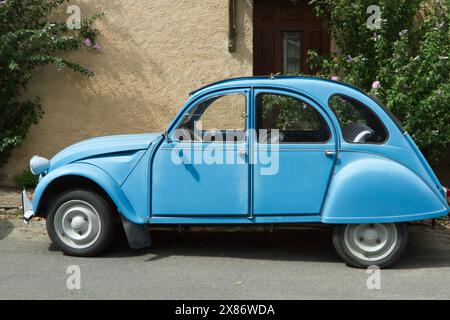 Blue Citroen 2CV Foto Stock