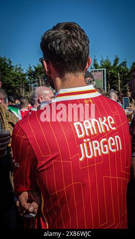 Tifoso del Liverpool che indossa la maglia Dank Jurgen Liverpool , Regno Unito . Foto Stock