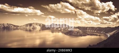 Fotografia paesaggistica di Crater Lake in Ontario con superficie mirrir e Wizard Island, cielo nuvoloso, tonalità seppia, monocromatico Foto Stock