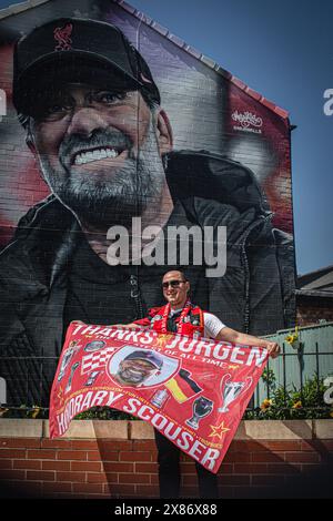 Tifoso del Liverpool FC in posa al murale tributo del manager Jürgen Klopp in Randolph Street, Anfield, Regno Unito Foto Stock