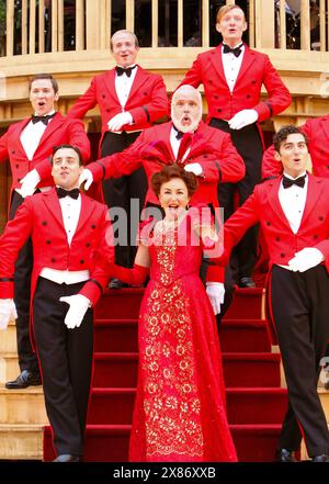 Samantha Spiro (Mrs Dolly Gallagher Levi) in CIAO, DOLLY! All'Open Air Theatre, Regent's Park, Londra NW1 10/08/2009 libro: Michael Stewart Music & Lyrics: Jerry Herman basato sulla commedia "The Matchmaker" di Thornton Wilder design: Peter McKintosh lighting: Simon Mills coreografia: Stephen Mear regista: Timothy Sheader Foto Stock