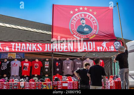 La merce che mostra il manager tedesco del Liverpool, Jurgen Klopp, viene venduta fuori dal terreno di Anfield a Liverpool Foto Stock