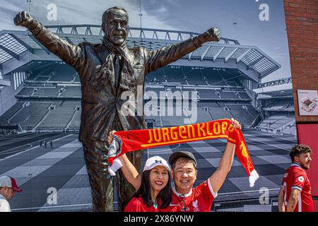 Statua di Bill Shankey con i tifosi allo stadio Anfield, sede del Liverpool Football Club, uno degli English Premier League F.C. Foto Stock