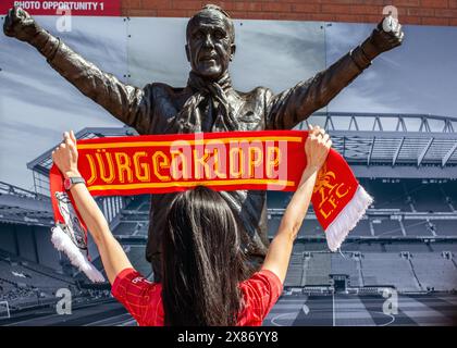 Statua di Bill Shankey con tifosa asiatica che tiene in mano una sciarpa Jurgen Klopp allo stadio Anfield , Inghilterra . Foto Stock