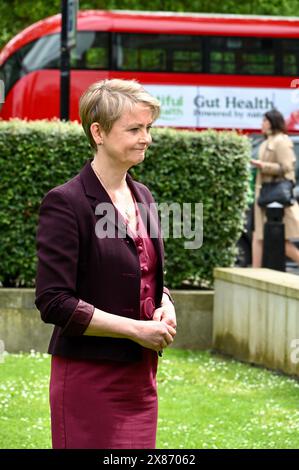 Londra, Regno Unito. La politica di lunga data, la segretaria degli interni ombra Yvette Cooper, ha iniziato la sua campagna elettorale oggi con un'intervista su College Green di fronte alle camere del Parlamento. Simile all'annuncio di ieri di Rishi Sunak per il giorno delle elezioni, è stato fatto un tentativo di affogare le sue parole, questa volta da un estremista religioso. Crediti: michael melia/Alamy Live News Foto Stock