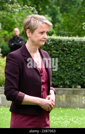 Londra, Regno Unito. La politica di lunga data, la segretaria degli interni ombra Yvette Cooper, ha iniziato la sua campagna elettorale oggi con un'intervista su College Green di fronte alle camere del Parlamento. Simile all'annuncio di ieri di Rishi Sunak per il giorno delle elezioni, è stato fatto un tentativo di affogare le sue parole, questa volta da un estremista religioso. Crediti: michael melia/Alamy Live News Foto Stock