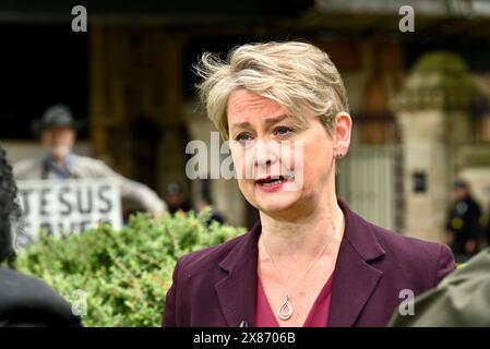 Londra, Regno Unito. La politica di lunga data, la segretaria degli interni ombra Yvette Cooper, ha iniziato la sua campagna elettorale oggi con un'intervista su College Green di fronte alle camere del Parlamento. Simile all'annuncio di ieri di Rishi Sunak per il giorno delle elezioni, è stato fatto un tentativo di affogare le sue parole, questa volta da un estremista religioso. Crediti: michael melia/Alamy Live News Foto Stock