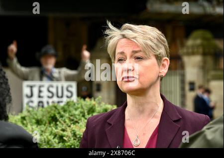 Londra, Regno Unito. La politica di lunga data, la segretaria degli interni ombra Yvette Cooper, ha iniziato la sua campagna elettorale oggi con un'intervista su College Green di fronte alle camere del Parlamento. Simile all'annuncio di ieri di Rishi Sunak per il giorno delle elezioni, è stato fatto un tentativo di affogare le sue parole, questa volta da un estremista religioso. Crediti: michael melia/Alamy Live News Foto Stock