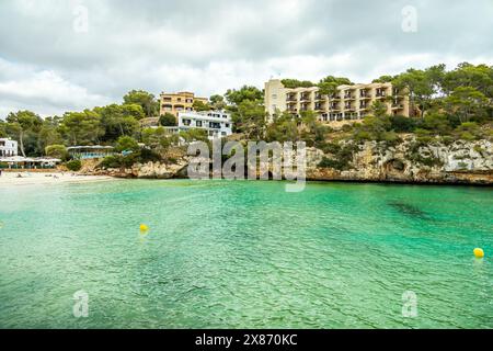 Breve visita spontanea a sud-est dell'isola delle Baleari di Maiorca presso la fortezza di es fonti vicino a Cala d'Or - Spagna Foto Stock