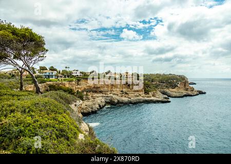 Breve visita spontanea a sud-est dell'isola delle Baleari di Maiorca presso la fortezza di es fonti vicino a Cala d'Or - Spagna Foto Stock