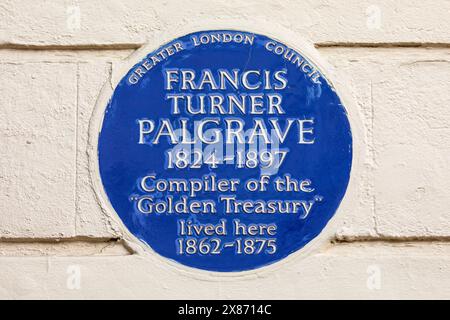 Londra, Regno Unito - 4 marzo 2024: Targa blu sullo York Gate di Londra, che indica dove viveva il compilatore del Tesoro d'Oro - Francis Turner Palgrave. Foto Stock