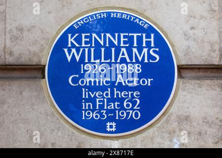 Londra, Regno Unito - 4 marzo 2024: Una targa blu su Allsop Place a Londra, Regno Unito, che indica dove visse il famoso attore comico Kenneth Williams tra il 1963 e il 1970. Foto Stock