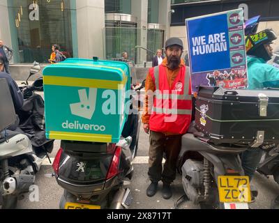 Celestino Pereira, che ha lavorato come autista per cinque anni dopo essersi trasferito a Londra dal Brasile, insieme ad altri piloti Deliveroo durante una dimostrazione fuori dagli uffici della White & Case Law Firm di Londra, mentre all'interno si è svolto il Deliveroo AGM. I conducenti affermano che la società di app per la distribuzione non è riuscita a interagire con loro a causa della scarsa retribuzione e della sicurezza del lavoro, in quanto si trovano di fronte a crescenti difficoltà finanziarie. Data foto: Giovedì 23 maggio 2024. Foto Stock