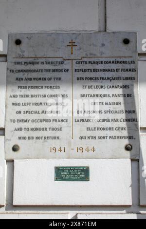 Londra, Regno Unito - 4 marzo 2024: Una targa su dorset Square a Marylebone, Londra, Regno Unito, che indica dove si trovavano le forze francesi libere durante il secondo mondo Foto Stock