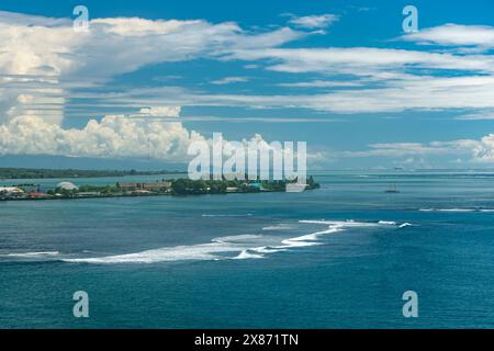 Surf e pesca al largo della costa a Apia Samoa, nel Pacifico meridionale. Foto Stock