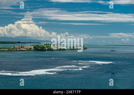 Surf e pesca al largo della costa a Apia Samoa, nel Pacifico meridionale. Foto Stock