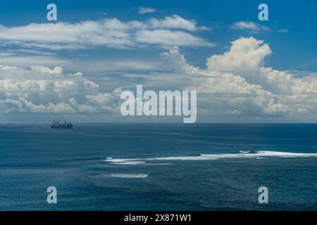 Surf e pesca al largo della costa a Apia Samoa, nel Pacifico meridionale. Foto Stock