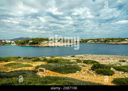 Breve visita spontanea a sud-est dell'isola delle Baleari di Maiorca presso la fortezza di es fonti vicino a Cala d'Or - Spagna Foto Stock