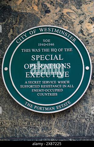 Londra, Regno Unito - 4 marzo 2024: Una targa su Baker Street a Londra, Regno Unito, che indica il luogo in cui si trova il quartier generale dello Special Operations Executive W Foto Stock