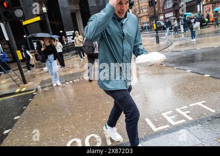 Uomo con pranzo in mano corre attraverso una strada di Londra, Regno Unito Foto Stock