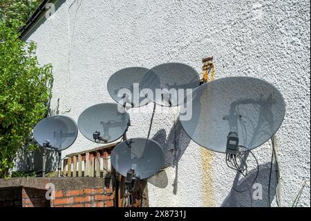 Parabole satellitari Sky su una parete esterna, Regno Unito Foto Stock
