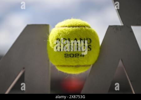 Illustrazione del pallone ufficiale durante il Roland-Garros 2024, il torneo di tennis ATP e WTA Grand Slam del 23 maggio 2024 allo stadio Roland-Garros di Parigi, Francia Foto Stock