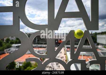 Illustrazione del pallone ufficiale durante il Roland-Garros 2024, il torneo di tennis ATP e WTA Grand Slam del 23 maggio 2024 allo stadio Roland-Garros di Parigi, Francia Foto Stock