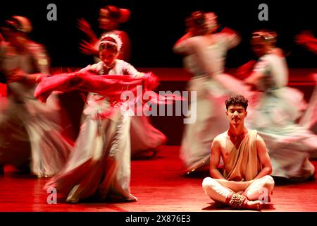 Kathmandu, Nepal. 23 maggio 2024. Gli artisti dell'Aesthetic Dance Studio eseguono un dramma di danza tradizionale sul palco durante il festival Buddha Jayanti noto come il Vesak Day, che commemora l'anniversario della nascita di Lord Buddha Siddhartha Gautama, fondatore del Buddhismo a Kathmandu. (Credit Image: © Skanda Gautam/ZUMA Press Wire) SOLO PER USO EDITORIALE! Non per USO commerciale! Foto Stock