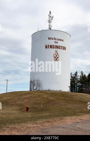 Cartello di benvenuto a Kensington su una torre d'acqua a Prince Edward Island, Canada Foto Stock