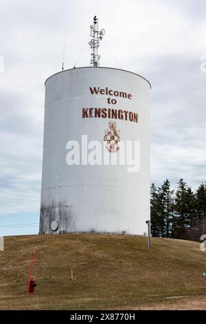 Cartello di benvenuto a Kensington su una torre d'acqua a Prince Edward Island, Canada Foto Stock