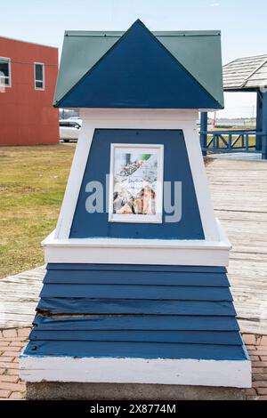 Cartelli pubblicitari su un faro decorato nel centro di Summerside, Prince Edward Island, Canada Foto Stock