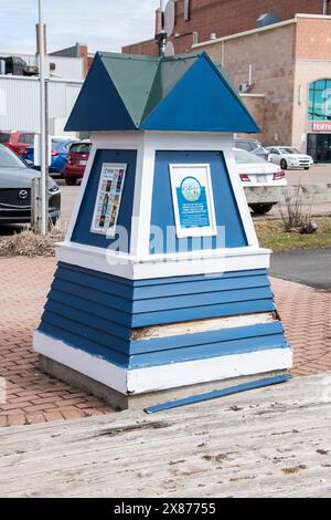 Cartelli pubblicitari su un faro decorato nel centro di Summerside, Prince Edward Island, Canada Foto Stock