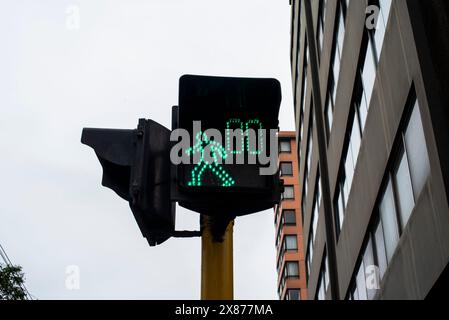 Semaforo verde con banco pedonale a Lima in Perù in Sud America Foto Stock