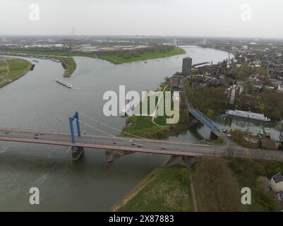 Il Friedrich-Ebert-Brucke è un ponte strallato per il traffico stradale sul Reno vicino alla città tedesca di Duisburg. Foto Stock