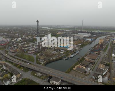 Vista aerea con drone su Duiburg, Innenhafen. Centro città. Panoramica sulla città. Foto Stock