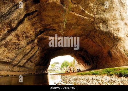 Arco e passaggio nel fiume Nela, Puentedey, Burgos, Spagna Foto Stock