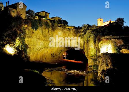 Arco e passaggio nel fiume Nela, Puentedey, Burgos, Spagna Foto Stock