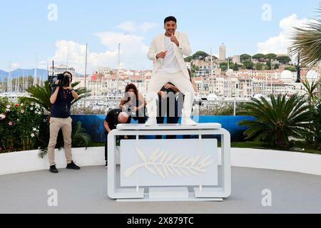 Iago Xavier posa alla foto call del 'Motel destino' durante il 77° Festival di Cannes, in Francia, il 23 maggio 2024. Foto Stock