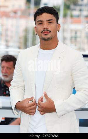 Iago Xavier posa alla foto call del 'Motel destino' durante il 77° Festival di Cannes, in Francia, il 23 maggio 2024. Foto Stock