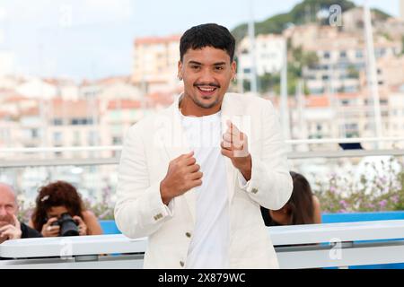 Iago Xavier posa alla foto call del 'Motel destino' durante il 77° Festival di Cannes, in Francia, il 23 maggio 2024. Foto Stock