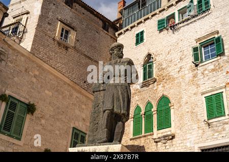 Statua di Juraj Dalmatinac oder Giorgio da Sebenico auf dem Platz vor der Kathedrale von Sibenik, Kroatien, Europa Foto Stock