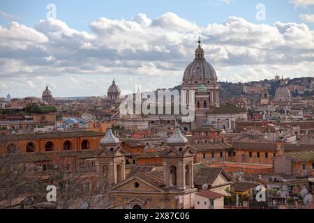 La chiesa di Sant'Ambrogio e Carlo al corso è una chiesa basilica di Roma, che si affaccia sulla parte centrale Foto Stock