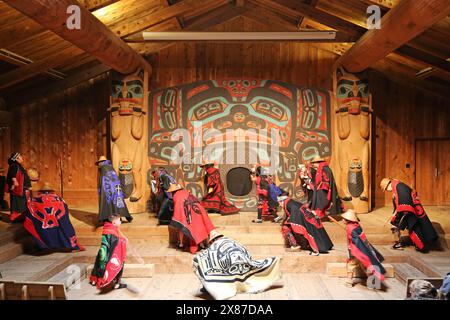 Danza tradizionale tlingit, casa del clan dei castori, villaggio di Saxman, Ketchikan, isola di Revillagigedo, Alaska, Stati Uniti, Golfo dell'Alaska, Nord America Foto Stock