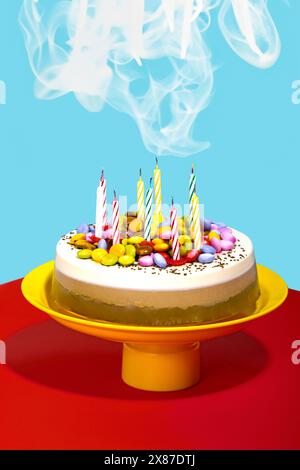 Spara le candele sulla torta di compleanno decorata Foto Stock