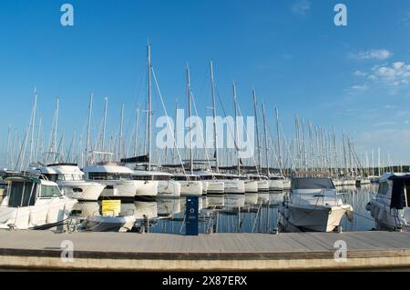 Biograd na Moru, Croazia - 10 ottobre 2020: Barche a vela di lusso nel porto turistico; turismo nautico; riflessione in mare Foto Stock
