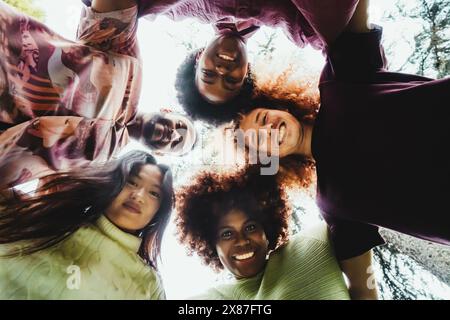 Giocosi amici multirazziali che si divertono al parco Foto Stock